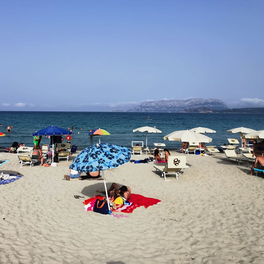 Urlaub am Strand auf Sardinien.