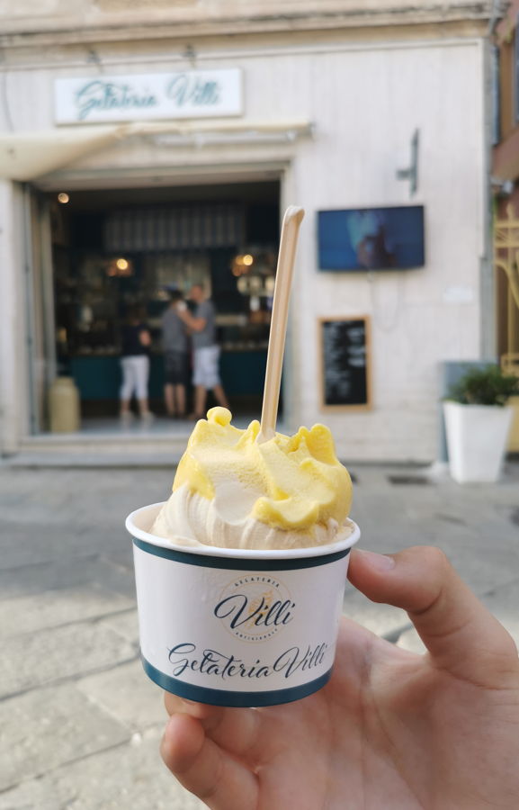 Cremiges Eis in einer Eisdiele in Olbia auf Sardinien.