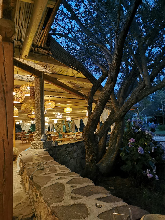Terrasse eines Beach Restaurant auf Sardinien.