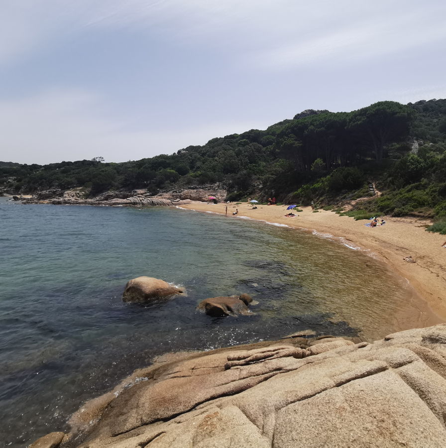 Eine einsame Bucht auf Sardinien.
