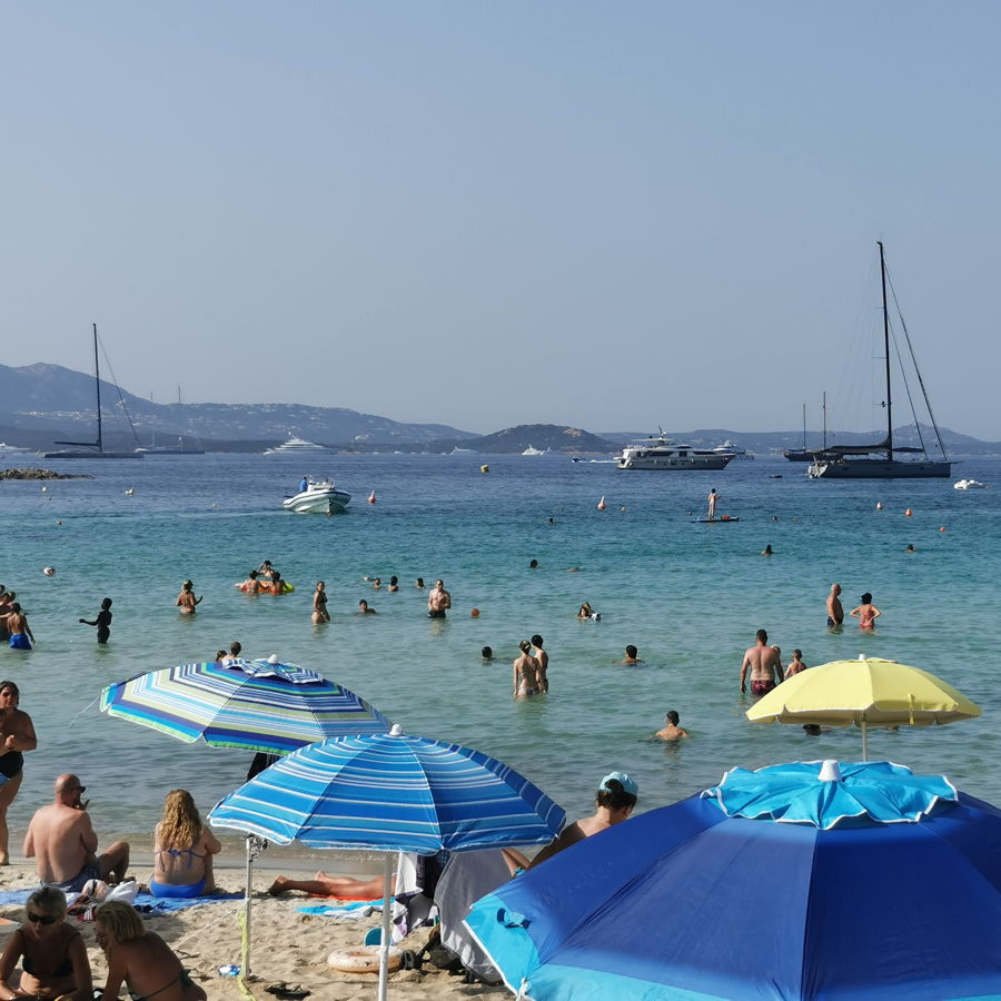 Der Strand von Porto Rotondo mit vielen Segelyachten, die vor Anker liegen.