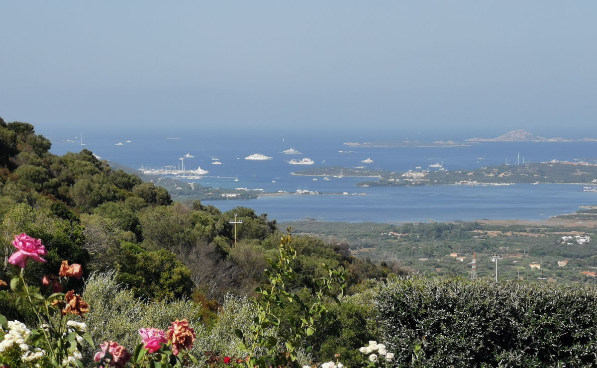 Die Aussicht auf die Bucht von Cugnana und die dort vor Anker liegenden Luxusyachten.