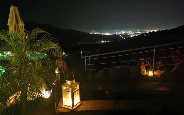 Terrasse in der Nacht mit Laternen am Ferienhaus.