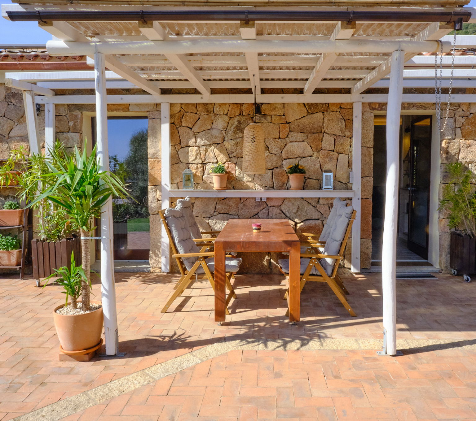 Auf Sardinien möchte man gerne draussen essen, darum gibt es im Ferienhaus eine Aussenküche mit Essplatz auf der schönen Terrasse.