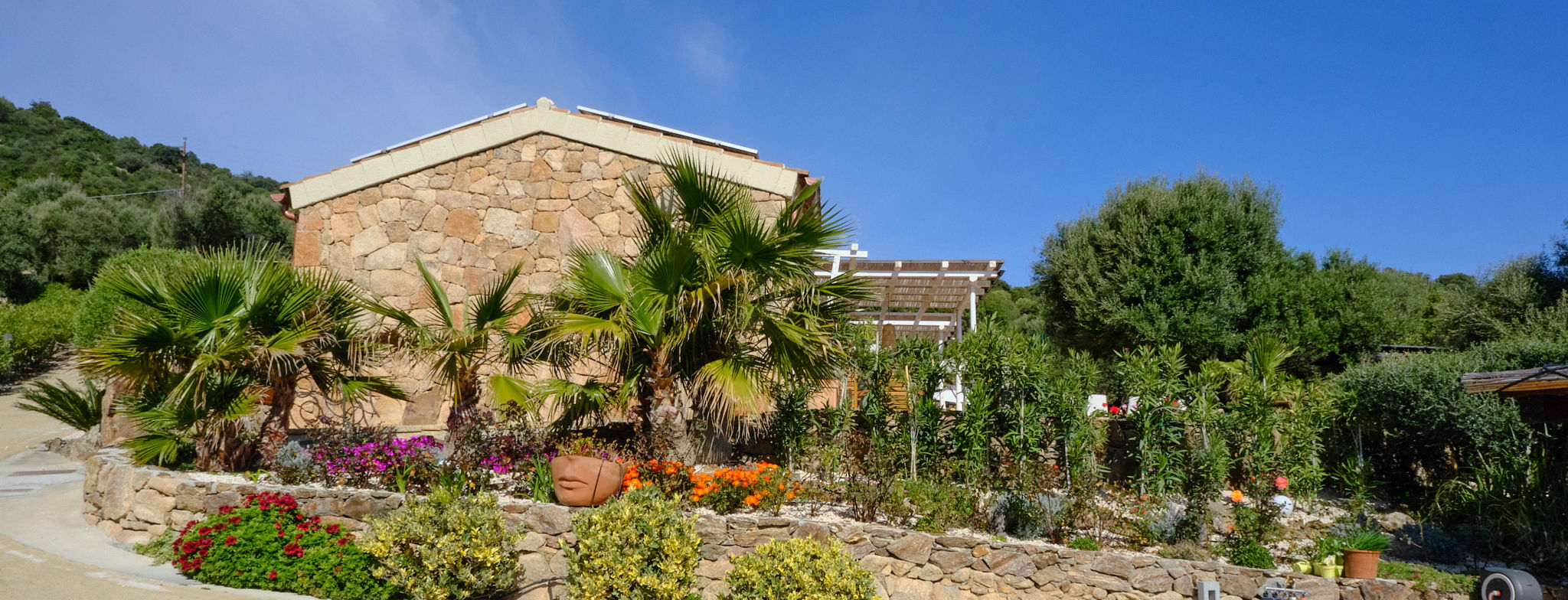 Herrlich angelegte Gartenanlage am Ferienhaus auf Sardinien.