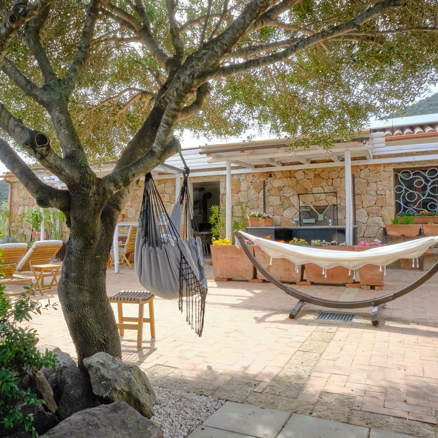 Hängesessel und Hängematte für die Entspannung im Urlaub auf der schönen Terrasse des Ferienhaus Villa Ella auf Sardinien.