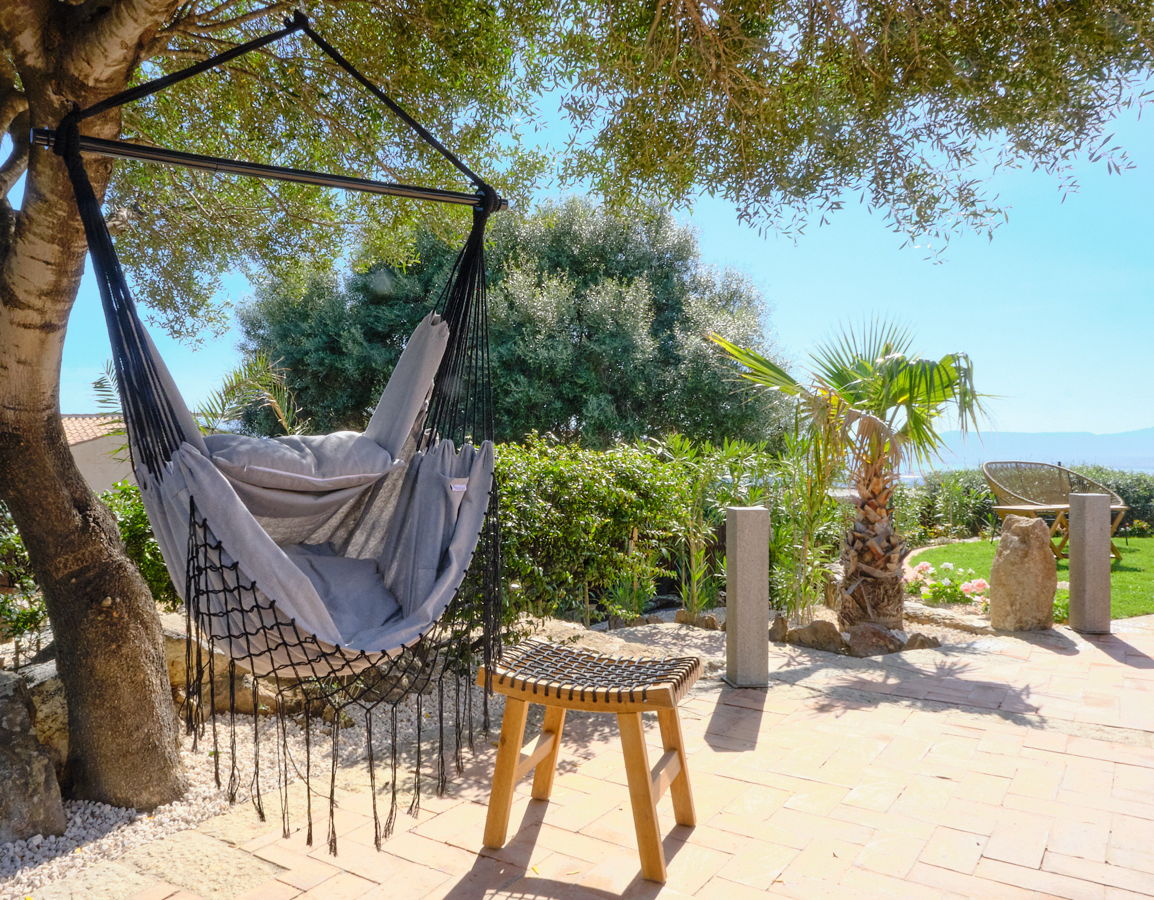 Hängesessel für die Entspannung auf der Terrasse.