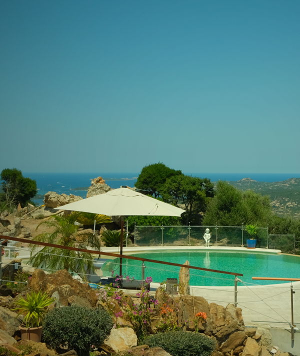 Swimmingpool des Ferienhaus Villa Ella mit Blick auf das Mittelmeer und die Bucht von Cugnana.