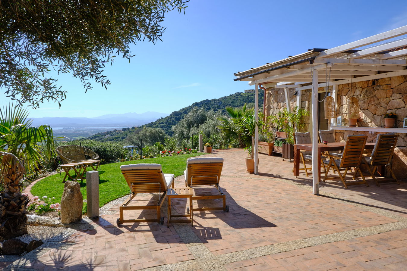 Für den erholsamen Urlaub gibt es im Ferienhaus eine große Terrasse mit herrlicher Aussicht auf Olbia, Mittelmeer und die Berge von Sardinien.